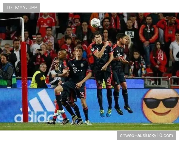 特写:裁判使用喷雾划定人墙距离时,与防守球员发生的短暂交流